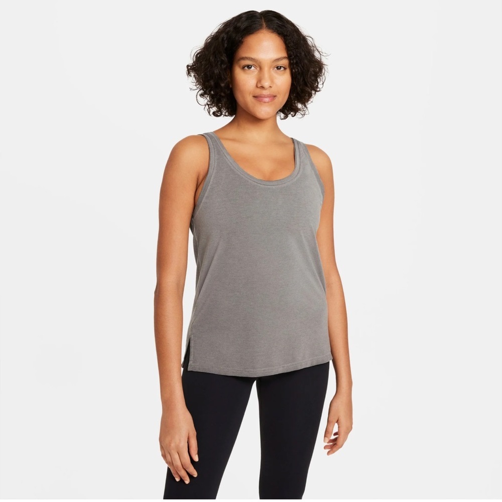 Women’s Scoop Neck Tank Top in Gray